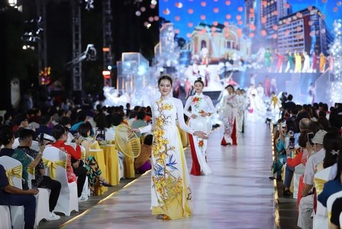 Lễ hội Áo dài kể câu chuyện về chiếc áo dài dành cho mọi giới tính, mọi độ tuổi và phù hợp với nhiều môi trường, hoàn cảnh. Ảnh: Thu Hương - TTXVN