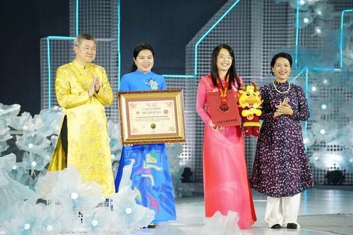 Lễ hội Áo dài Thành phố Hồ Chí Minh đón nhận kỷ lục Việt Nam là Lễ hội quảng bá áo dài Việt Nam được tổ chức thường niên liên tục nhiều nhất. Ảnh: Thu Hương - TTXVN