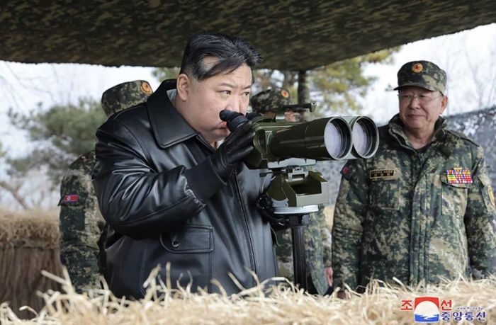 Chủ tịch Triều Tiên Kim Jong Un thị sát cả cuộc tập trận. (Ảnh: KCNA)