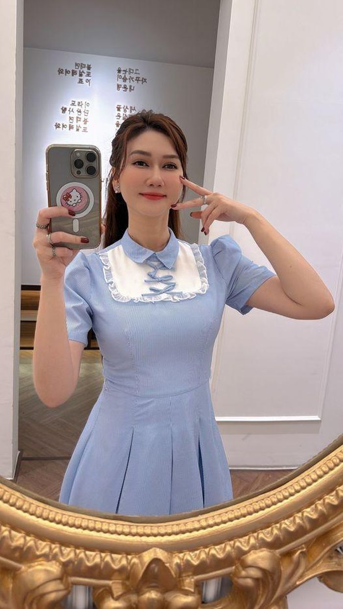 Diễn viên Hương Giang tiết lộ bạn trai xin nghỉ một ngày làm việc để dành trọn vẹn cho cô 8/3. “Vậy đó, chẳng ai là quá bận cả, quan trọng là vị trí của bạn trong lòng họ thế nào thôi, phải không? Chúc chị em phụ nữ một ngày 8/3 thật nhiều niềm vui”, Hương Giang viết. 