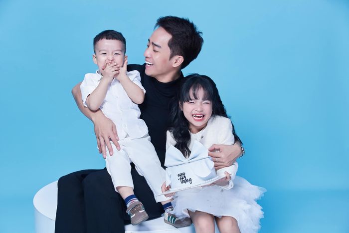 Diễn viên Duy Nam tặng vợ - diễn viên Ngọc Anh bộ bàn ghế trong ngày 8/3. “Năm ngoái 8/3 anh tặng cái tivi. Năm nay, anh tặng vợ bộ bàn ghế. May quá tivi và bàn ghế anh vẫn được dùng nhờ. Chúc vợ 8/3 ngập tràn hạnh phúc, cả ngày cặm cụi mua đồ tặng cho em đó”, Đỗ Duy Nam chia sẻ.