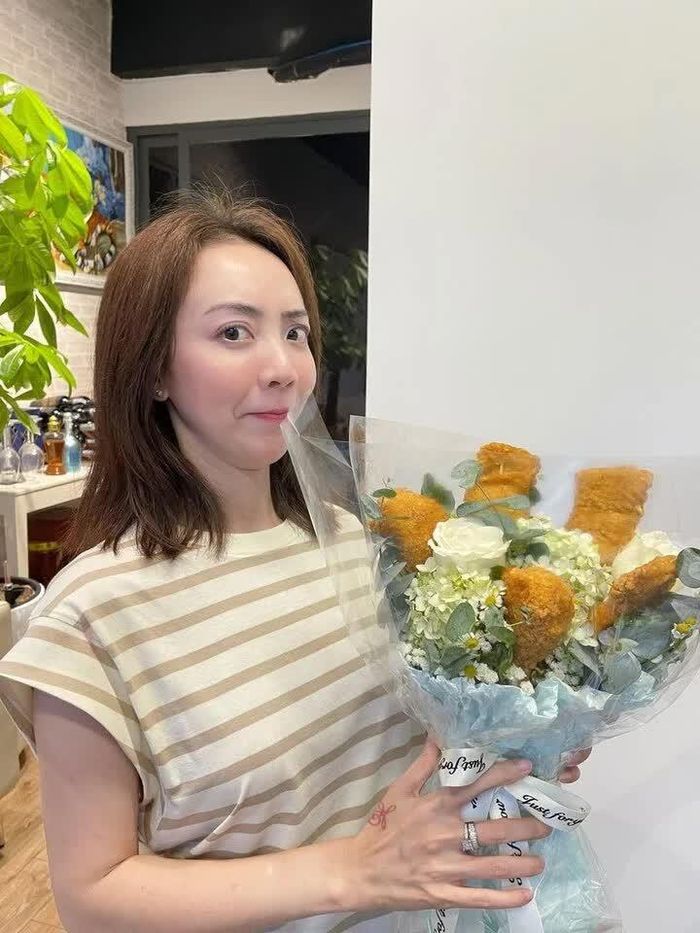Diễn viên hài Thu Trang khoe bó hoa toàn đùi gà rán từ Tiến Luật. "Khi tui muốn ông tặng quà vừa lãng mạn vừa thực tế thì nó ra vậy nè", Thu Trang hài hước chia sẻ.