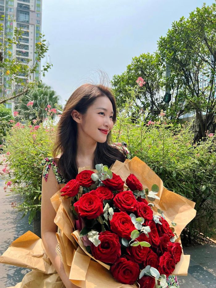 Diễn viên Khả Ngân khoe bó hoa từ người giấu mặt. Thời gian qua, Khả Ngân khá kín tiếng trong chuyện tình cảm. Cô vướng tin hẹn hò diễn viên Thanh Sơn sau dự án 11 tháng 5 ngày. Tuy nhiên, cả hai chưa từng lên tiếng xác nhận. 