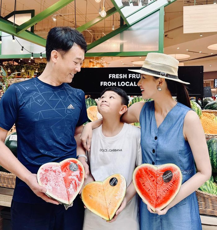 Khoảnh khắc gia đình Lã Thanh Huyền được cô chia sẻ. "Tôi hỏi hai người đàn ông trong nhà là 8/3 sẽ tặng gì cho tôi? Họ nói tặng tôi cả trái tim của họ và đây là những trái tim vô cùng ngọt ngào", Lã Thanh Huyền viết.
