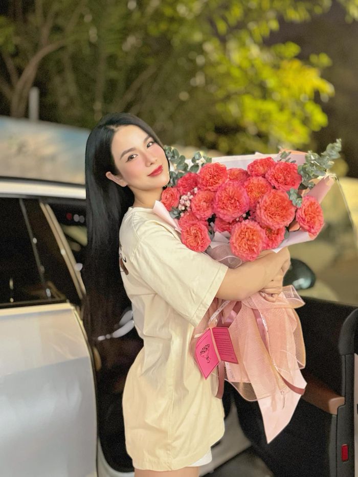 Diệp Lâm Anh cảm ơn món quà và tình cảm của fan club trong ngày 8/3. Cô chia sẻ: “Cảm ơn vì đã dành sự ấm áp này cho nhau. Biết ơn tất cả sự ủng hộ của các em”.