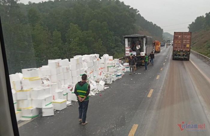 Đến 10h cùng ngày, xe gặp nạn được cẩu vào làn đường, cao tốc Cam Lộ - La Sơn lưu thông trở lại