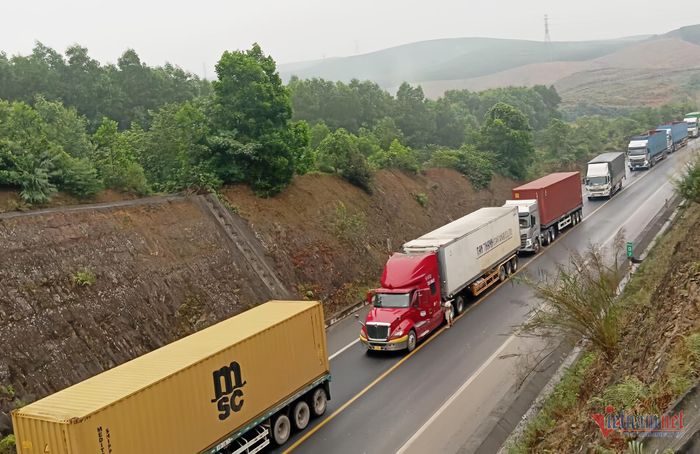 Các tài xế phải dừng xe chờ hàng giờ đồng hồ để lực lượng cứu hộ cẩu xe gặp nạn