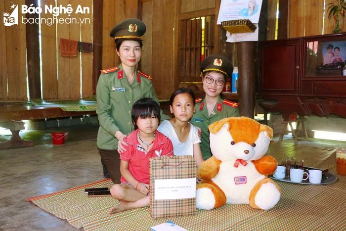 Bên cạnh hỗ trợ kinh phí, mua quần áo, sách vở, sữa, bánh kẹo thì các cấp hội phụ nữ trong Công an Nghệ An còn thường xuyên hỏi thăm, động viên học tập, chia sẻ kỹ năng sống cho các cháu. Ảnh: Phạm Thủy