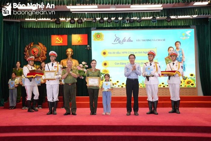 Thượng úy Lê Diệu Thúy (Phó Trưởng ban Phụ nữ Công an tỉnh và cháu Đặng Thanh Trúc (xã Phúc Sơn, huyện Anh Sơn) được vinh danh cặp “Mẹ đỡ đầu - con nuôi tiêu biểu” do Bộ Công an tổ chức năm 2023. Ảnh: Phạm Thủy