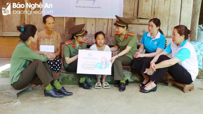 Các cấp hội phụ nữ trong Công an Nghệ An thường xuyên hỏi thăm, động viên các cháu. Ảnh: Phạm Thủy