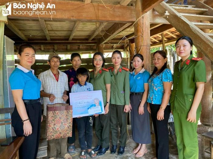 Ban Phụ nữ Công an tỉnh cùng Hội Phụ nữ cơ sở thăm, tặng quà và hỗ trợ kinh phí cho cháu Lô Gia Vỹ. Ảnh: Phạm Thủy