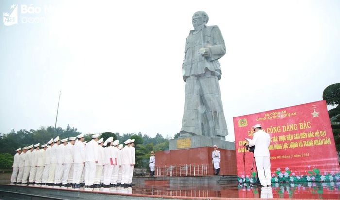 Đoàn đại biểu Công an tỉnh dâng hoa tưởng niệm Chủ tịch Hồ chí Minh dưới tượng đài mang tên Người tại TP.Vinh. Ảnh: Hồng Hạnh