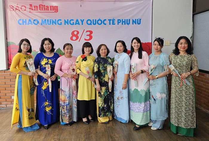 Nữ cán bộ, phóng viên, nhân viên Báo An Giang hưởng ứng Tuần lễ áo dài Việt Nam năm 2024