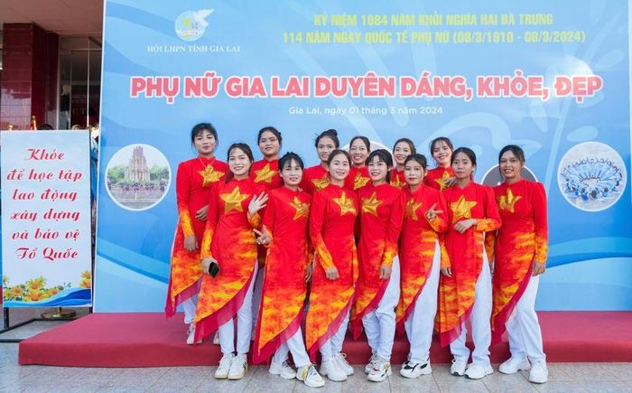 Phụ nữ Gia Lai duyên dáng trong tà áo dài truyền thống. Ảnh: M.C