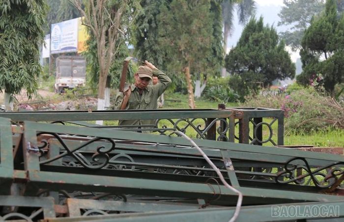  Tập kết hàng rào sau khi tháo dỡ. 