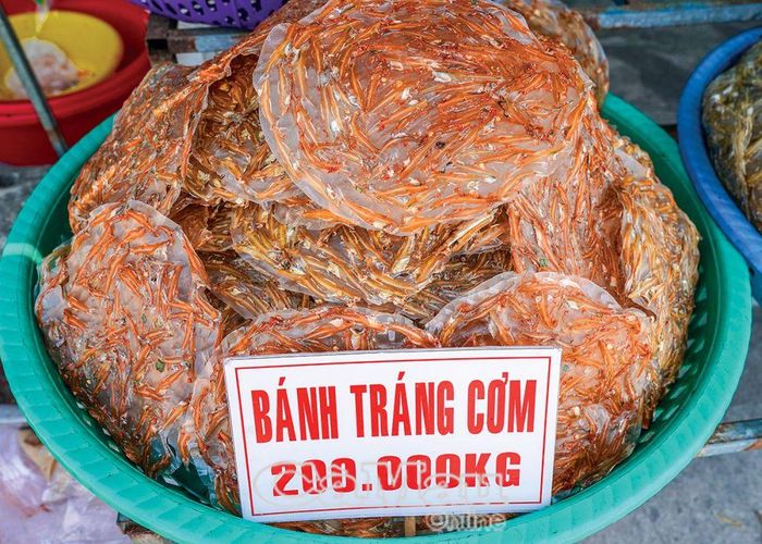 Ðặc sản bánh tráng cá cơm có giá 200 ngàn đồng/kg.