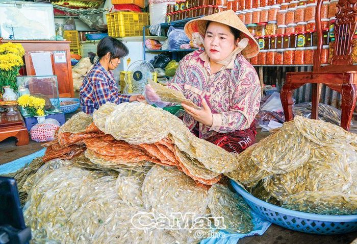 Bà Triệu Ngoan, ấp Kênh Hòn, xã Khánh Bình Tây, là một trong những người làm ra món bánh tráng cá cơm ngon nức tiếng, mỗi ngày bà bán được hàng chục ký qua Online và bán cho khách du lịch hòn Ðá Bạc.