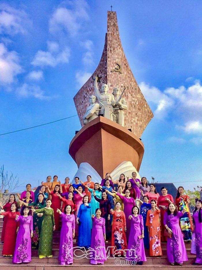 Tự hào phụ nữ Năm Căn bên Tượng đài Khởi nghĩa Hòn Khoai.
