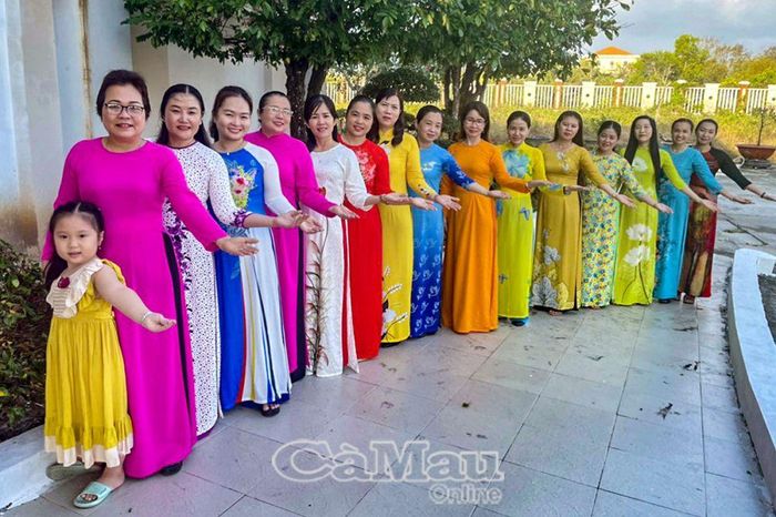 Phụ nữ viên chức huyện Ngọc Hiển duyên dáng trong những chiếc áo dài đầy màu sắc.