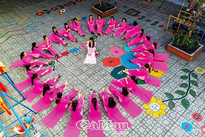 Cô giáo Trường Mầm non Búp Sen Hồng (Phường 8, TP Cà Mau) với trang phục áo dài hồng rất ấn tượng.