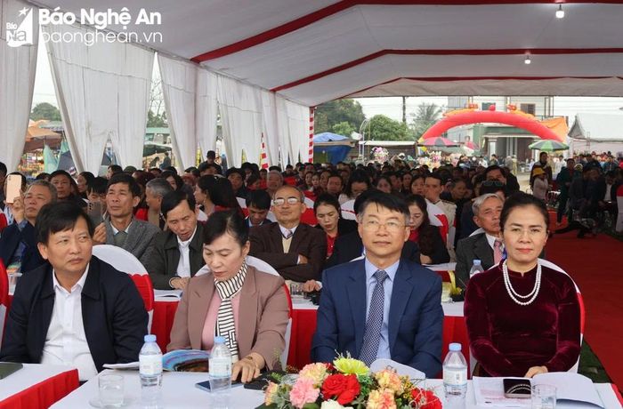 Các đại biểu dự lễ khai mạc Lễ hội Đền thờ Nguyễn Xí năm 2024. Ảnh: Trần Hoa