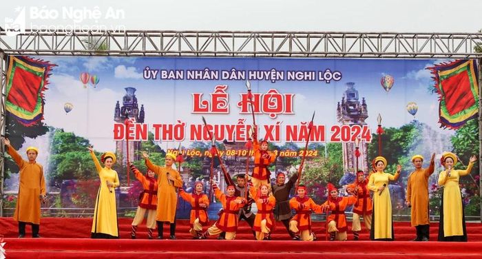 Một tiết mục văn nghệ tại buổi lễ. Ảnh: Trần Hoa