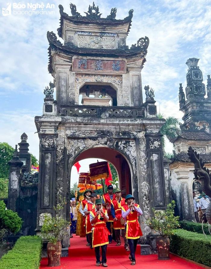 Phần rước - một nghi thức quan trọng trong Lễ hội Đền Nguyễn Xí. Ảnh: Trần Hoa
