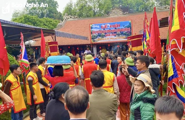 Đông đảo người dân và du khách tham gia các hoạt động của lễ hội. Ảnh: Trần Hoa