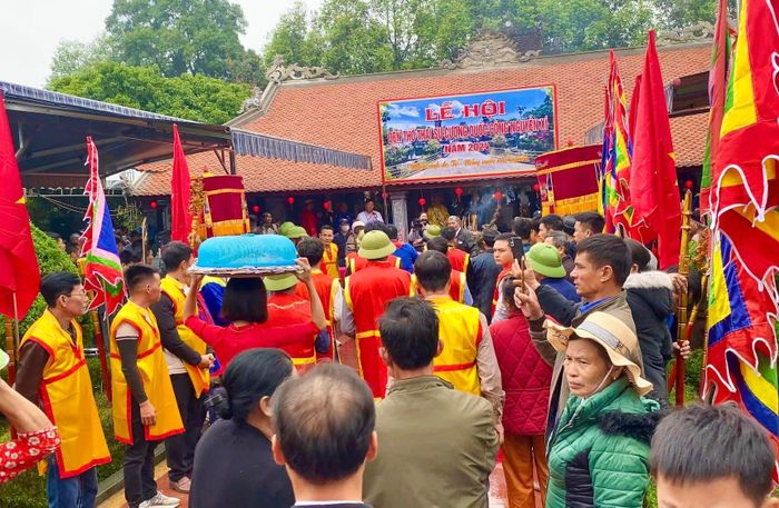  Đông đảo người dân và du khách tham gia các hoạt động của lễ hội. Ảnh: Trần Hoa 