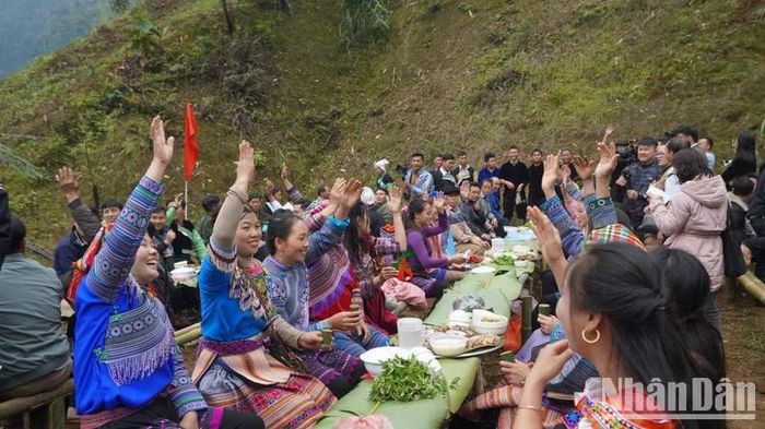 Người dân trong xã Nà Hẩu giơ tay thề giữ rừng. (Ảnh THANH SƠN).