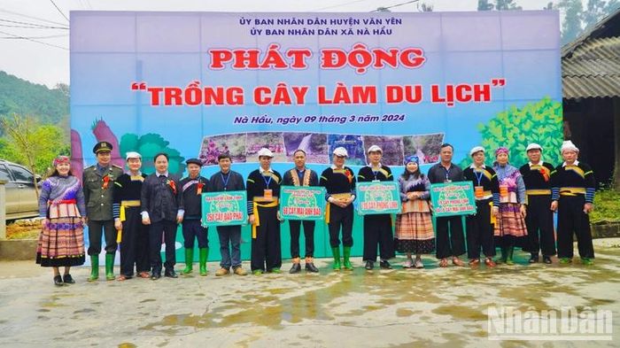 Ra quân trồng cây làm du lịch. (Ảnh THANH SƠN).