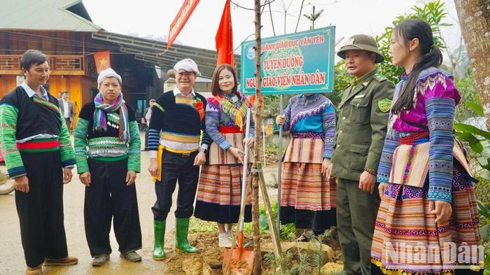 Người dân trong xã tham gia trồng cây. (Ảnh THANH SƠN).