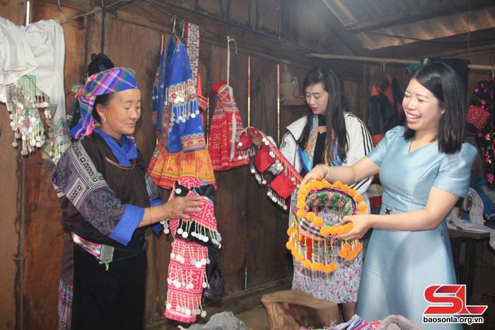 Nhân dân bản Nậm Nghiệp mở dịch vụ cho thuê trang phục phục vụ du khách.