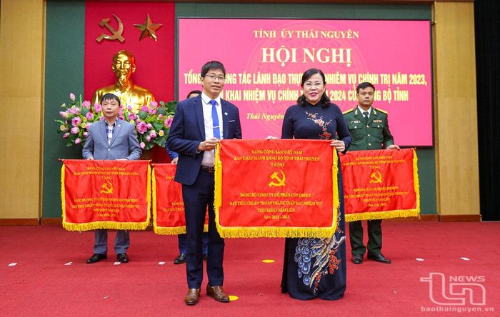 Đồng chí Nguyễn Thanh Hải, Ủy viên Trung ương Đảng, Bí thư Tỉnh ủy, Trưởng Đoàn đại biểu Quốc hội tỉnh, trao Cờ thi đua “Hoàn thành xuất sắc nhiệm vụ” tiêu biểu 5 năm liền (2018-2022) cho lãnh đạo Công ty CP CNT GROUP.