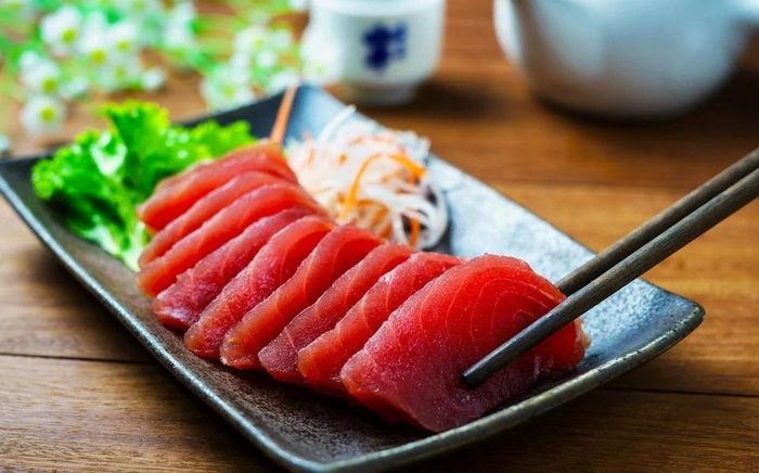  Rất nhiều trường hợp phát hiện giun sán ký sinh trong cơ thể vì thích ăn thịt cá sống không đảm bảo chất lượng. Ảnh: Flickonfood. 