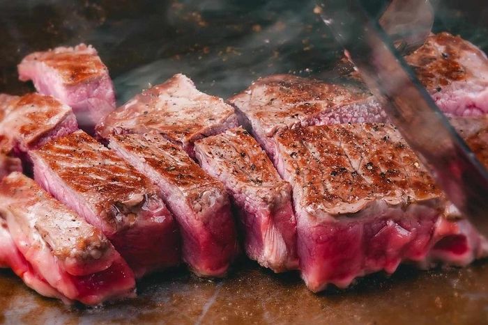  Nhiều người thích ăn beefsteak khi miếng thịt vẫn còn chảy ra nước màu đỏ. Ảnh: Food &amp; Wine. 