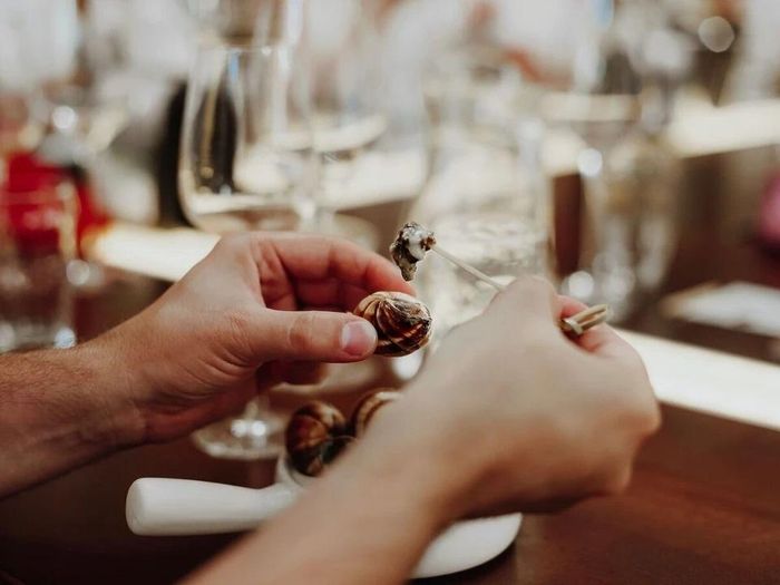  Ốc sên được nuôi theo quy trình và cho ăn chế độ riêng, cũng như sơ chế kỹ lưỡng để đảm bảo an toàn cho người thưởng thức. Ảnh: Matador Network. 