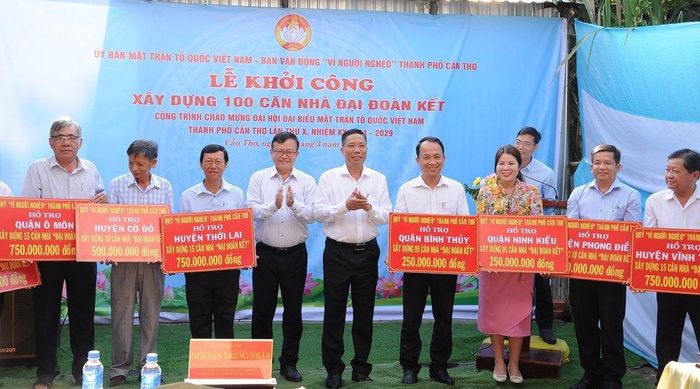 Phó Chủ tịch UBND TP Cần Thơ Nguyễn Thực Hiện và Chủ tịch Ủy ban MTTQ Việt Nam TP Cần Thơ Nguyễn Trung Nhân trao bảng hỗ trợ xây dựng nhà Đại đoàn kết cho các quận, huyện. Ảnh Giang Lam