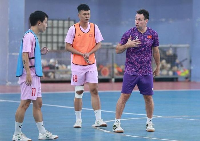 HLV Diego Raul sẽ rèn giũa các học trò trong hơn 1 tháng trước khi tới Thái Lan dự VCK châu Á. Ảnh: AT