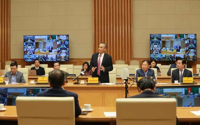 Lãnh đạo các bộ, ngành, DN BĐS phát biểu tại cuộc họp - Ảnh: VGP/Minh Khôi
