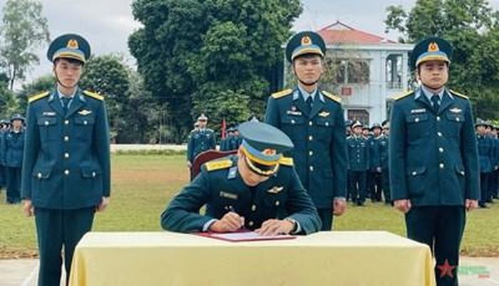  Đại diện các chi đoàn ký kết giao ước thi đua. 