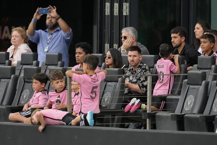 Messi chứng kiến các đồng đội bế tắc ở dưới sân
