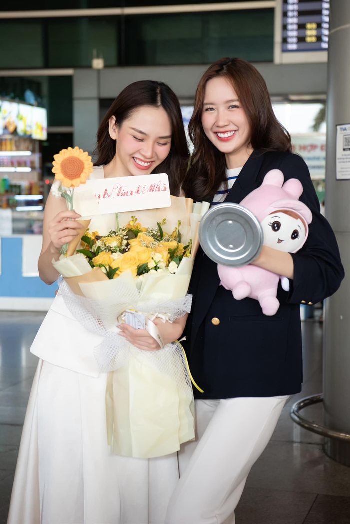 Hoa hậu Bảo Ngọc ra sân bay từ sớm để đón Mai Phương. Trong quá trình Mai Phương dự thi ở Ấn Độ, Bảo Ngọc liên tục đăng tải các bài viết để cổ vũ tinh thần đại diện Việt Nam.