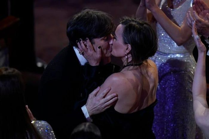 Với vai diễn cha đẻ bom nguyên tử, Cillian Murphy được vinh danh hạng mục Nam chính xuất sắc. Kết quả không nằm ngoài dự đoán của khán giả. Trước khi lên nhận giải, nam diễn viên hạnh phúc ôm vợ Yvonne McGuinness, tạo thành khoảnh khắc đáng nhớ tại sự kiện trao giải của Viện Hàn lâm.