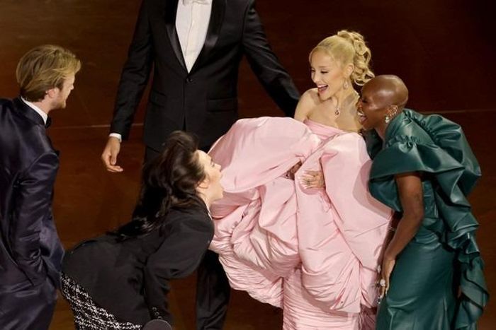 Khoảnh khắc Billie Eilish được vinh danh là sao nữ trẻ nhất hai lần đoạt giải Oscar, những màn ôm hôn, tương tác với Ariana Grande trên sân khấu viral khắp mạng xã hội.