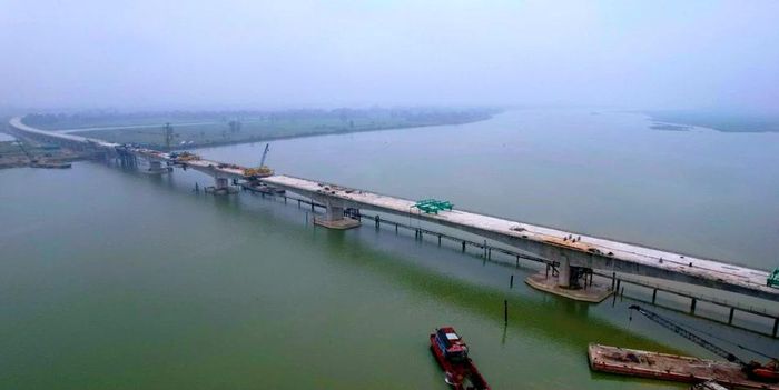  Cầu Hưng Đức bắc qua sông Lam. 