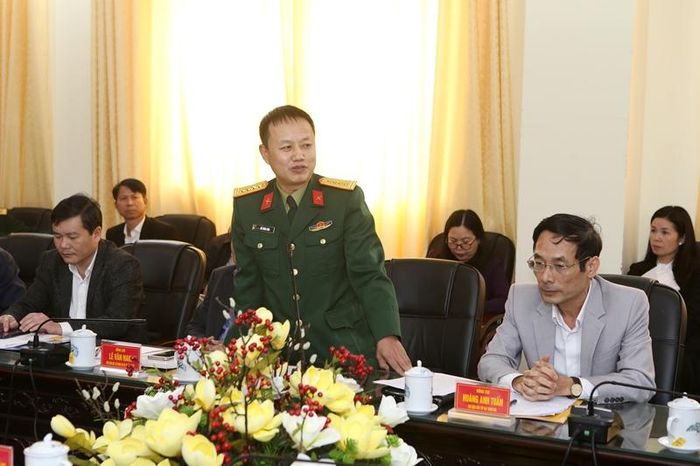 Đồng chí Tổng Biên tập Báo Quân khu 4 phát biểu thảo luận.