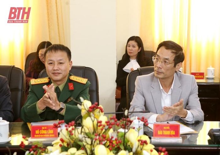 Các đồng chí lãnh đạo Báo Quân khu 4 và Báo Thanh Hóa dự buổi gặp mặt.
