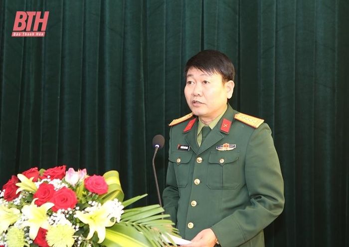 Đại tá Nguyễn Xuân Toàn, Chủ nhiệm chính trị, Bộ CHQS tỉnh báo cáo kết quả phối hợp tuyên truyền nhiệm vụ quân sự, quốc phòng năm 2023.