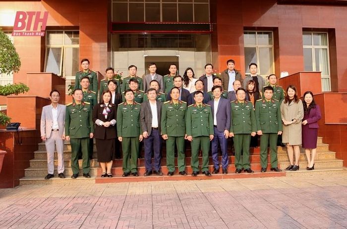 Các đại biểu dự buổi gặp mặt chụp ảnh lưu niệm.
